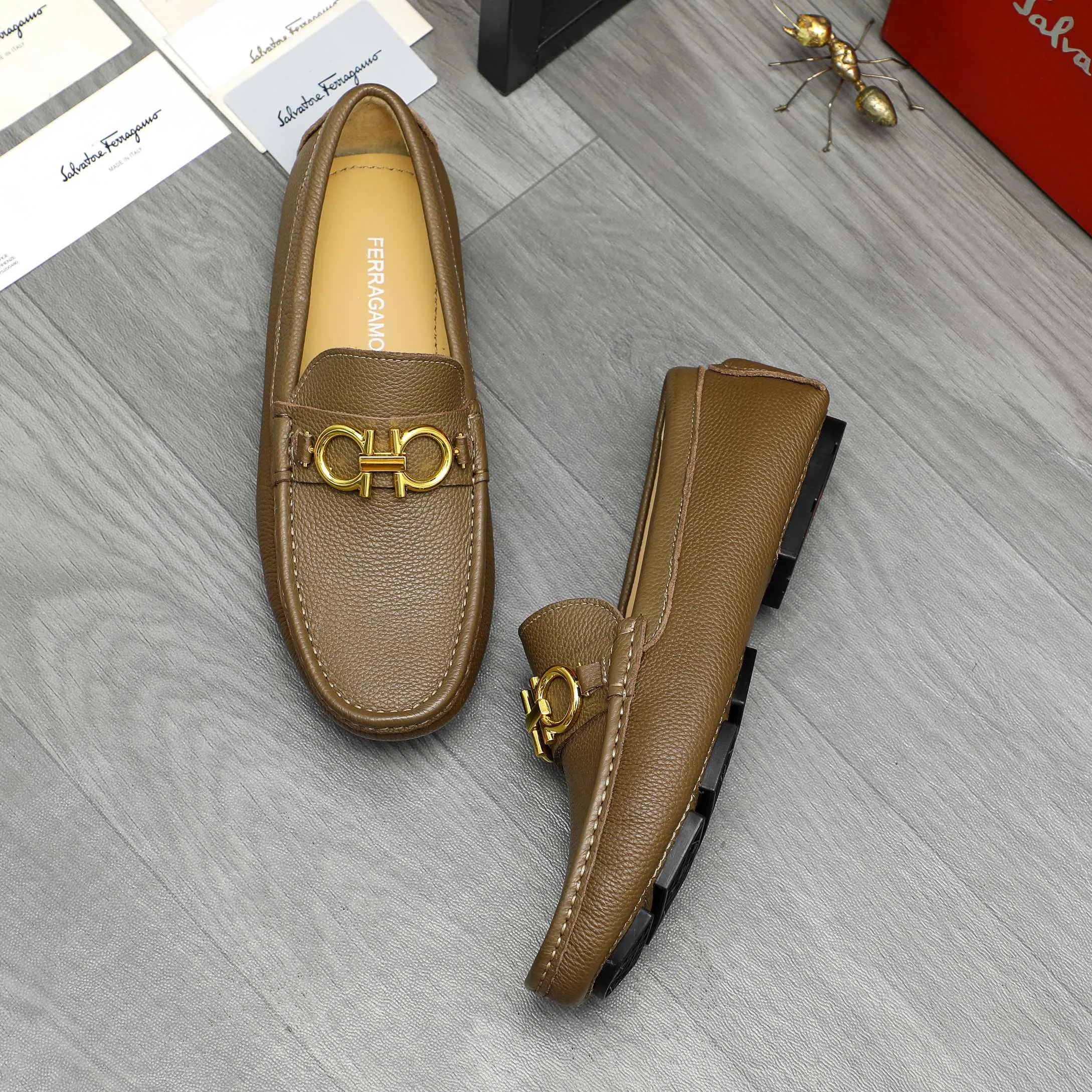 Men's shoes 💰420 Product trademark: Ferragamo "Ferragamo" business casual slip-on shoes Regular size: 38-46 (45.46 custom-made and non-returnable) Product materials: Selected small pebbled cowhide upper, sheepskin lining, original rubber outsole